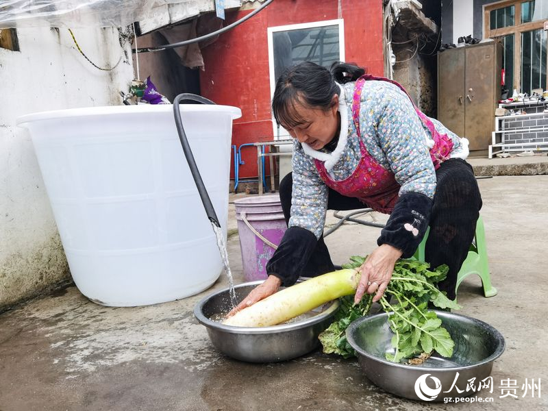 在六盤水市水城區海坪街道甘塘村，當地村民用上便捷自來水。人民網記者 王秀芳攝