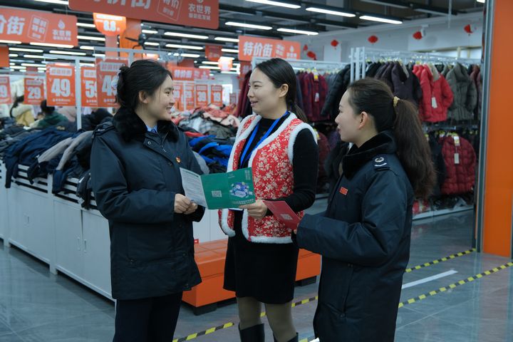 普安縣稅務局工作人員到衣世界服裝批發城了解商家經營情況，開展稅費優惠政策宣傳。劉蘇慶攝