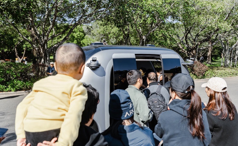 市民爭相體驗。貴州翰凱斯智能技術有限公司供圖
