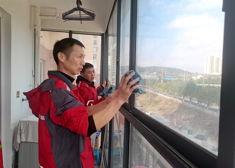 新業態新就業群體就近參與社區“學雷鋒”志愿服務活動,幫助社區老人打掃房屋衛生