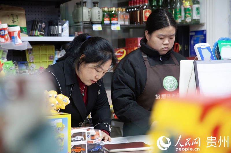 培愛慈善超市一角。人民網 龍章榆 攝