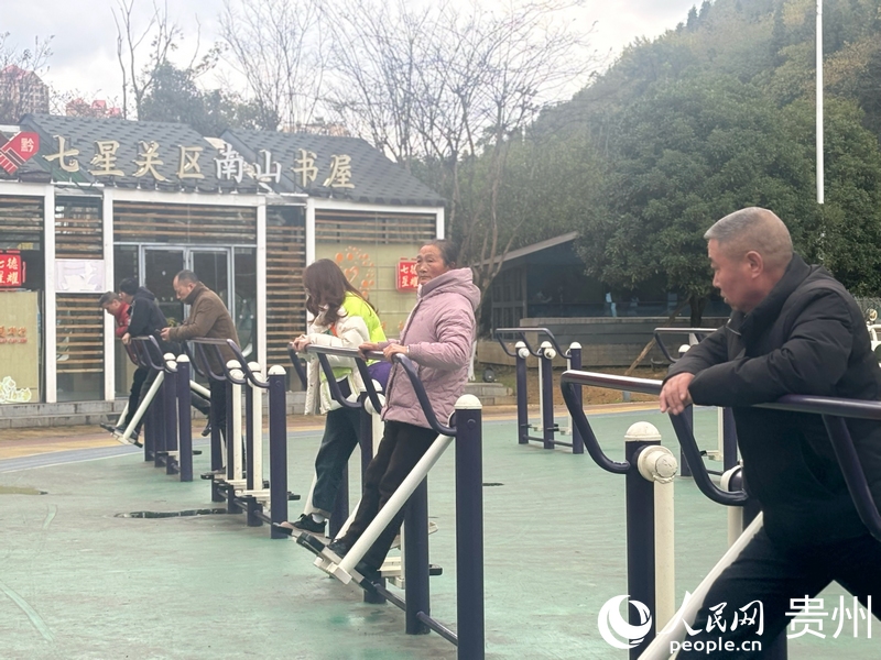 正在使用公園內健身器材的市民。人民網記者 高華攝