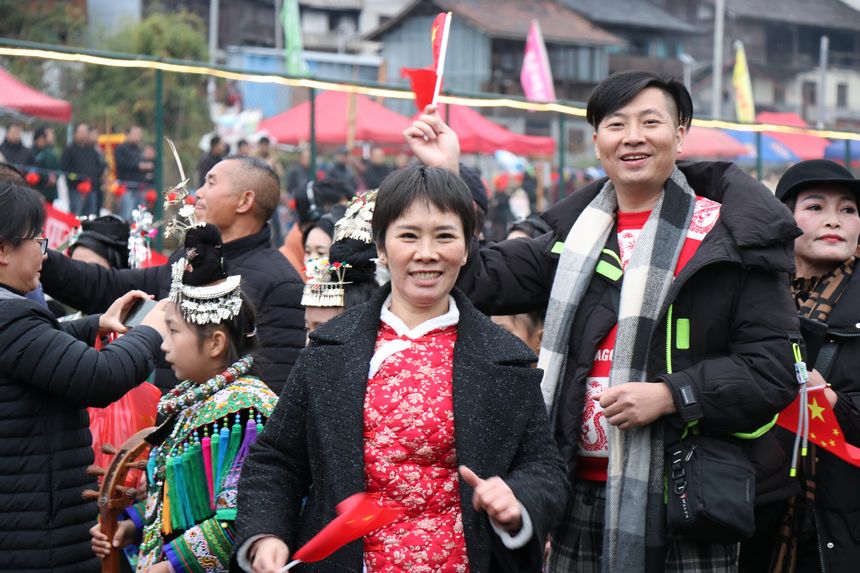 2024黎平·中國(guó)侗年蓋寶侗寨分會(huì)場(chǎng)上游客一起跳大眾舞蹈。王芳芳攝