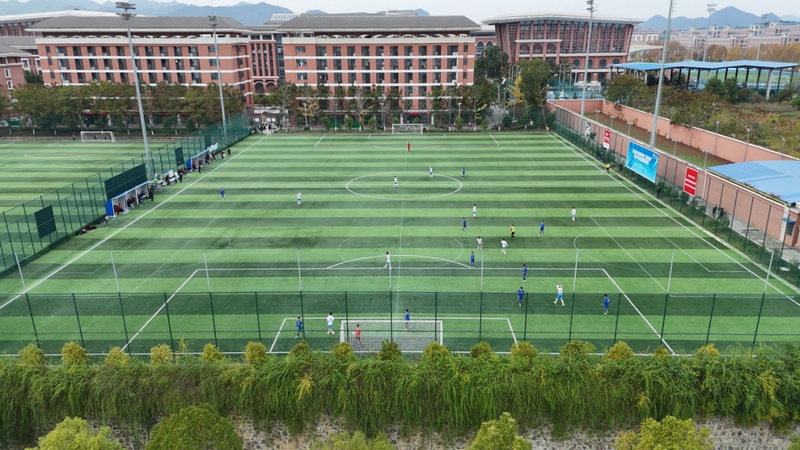 學生們在校園足球場上盡情奔跑。圖片由貴州體彩提供