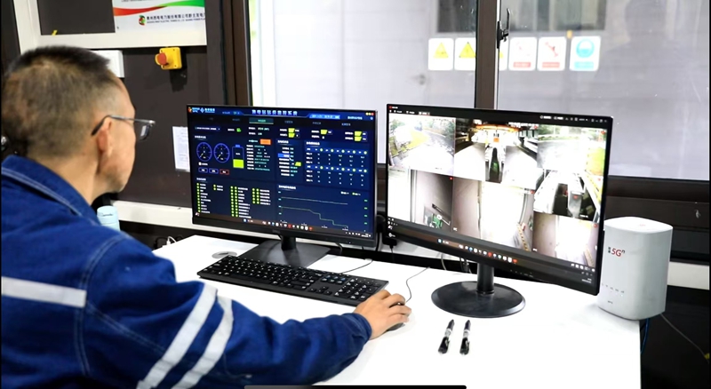 電廠工作人員正在查看電動重卡換電情況 胡鳳至 攝