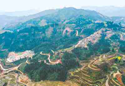 群山環抱的大歹苗寨(右)及大歹小學(左)。新華社記者 楊文斌攝