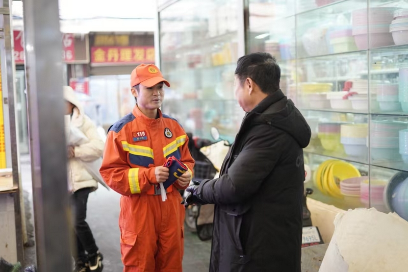 修文縣消防救援大隊開展“藍焰黔行”志愿活動。