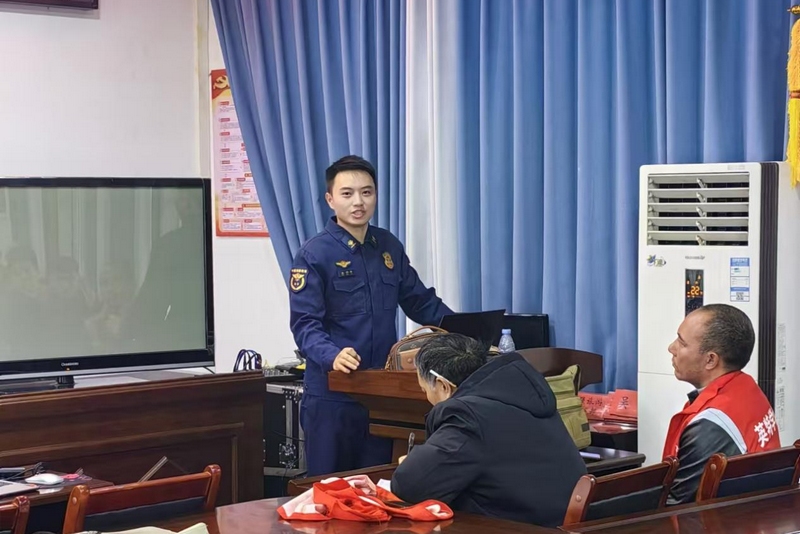 修文縣消防救援大隊開展“藍焰黔行”志愿活動。