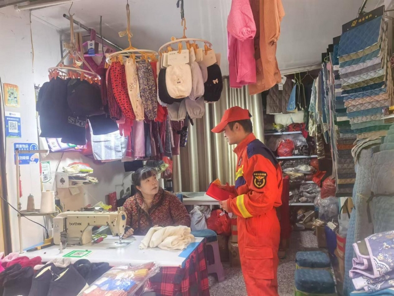 修文縣消防救援大隊開展“藍焰黔行”志愿活動。