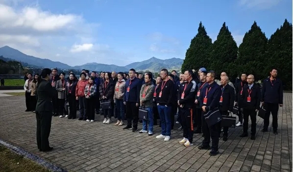 在古田會議會址觀看微黨課《鑄魂勝利之路》。