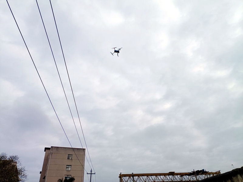 無人機完成自主巡檢后返航。