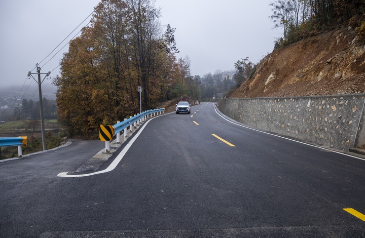 赫章縣鐵匠鄉(xiāng)到雙坪鄉(xiāng)公路。