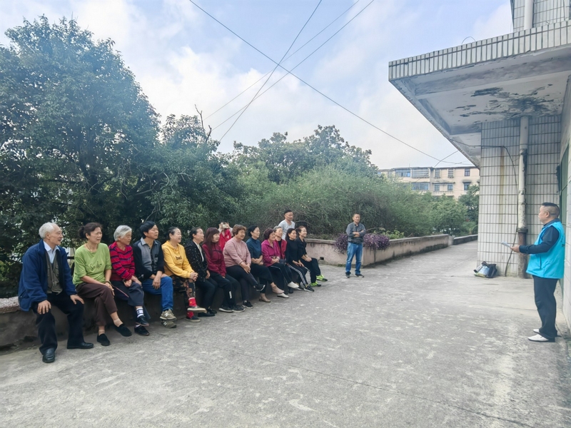 向群眾宣傳”治風“政策。