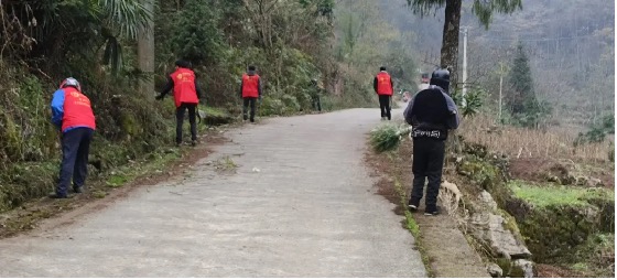 圖為干群齊心,全面排查整治道路隱患,力筑平安出行路。