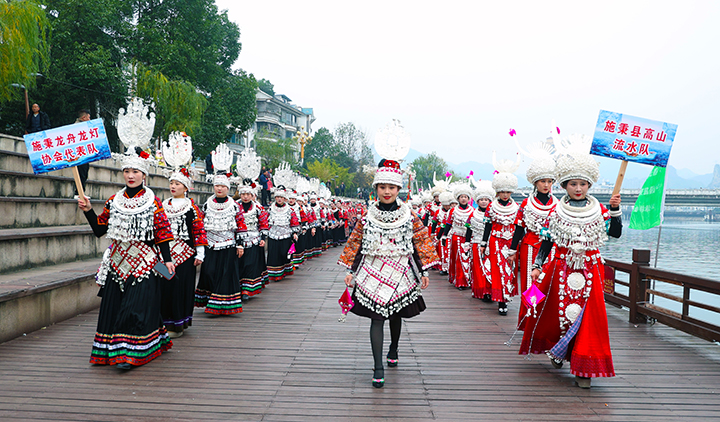 賽前少數(shù)民族盛裝游行活動 楊旭攝