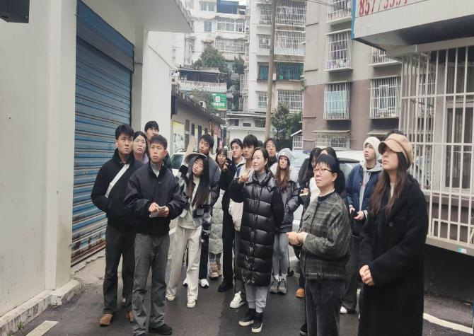 2、環(huán)境設(shè)計(jì)專(zhuān)業(yè)師生現(xiàn)場(chǎng)調(diào)研