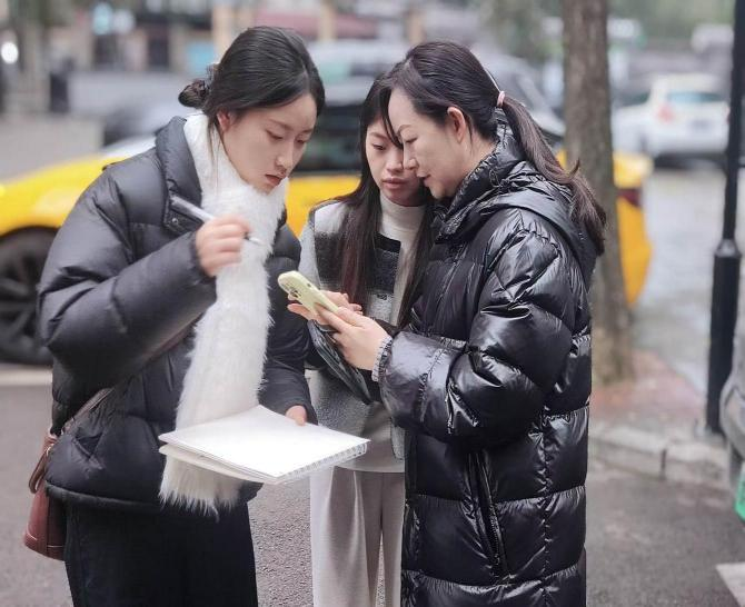 3、環(huán)境設(shè)計(jì)專(zhuān)業(yè)學(xué)生現(xiàn)場(chǎng)測(cè)繪與記錄