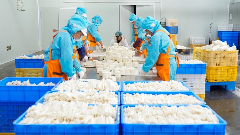 3 工人正在切餌塊粑。