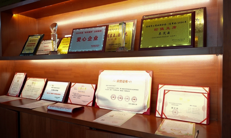 4 擺滿榮譽證書的書柜一角 。