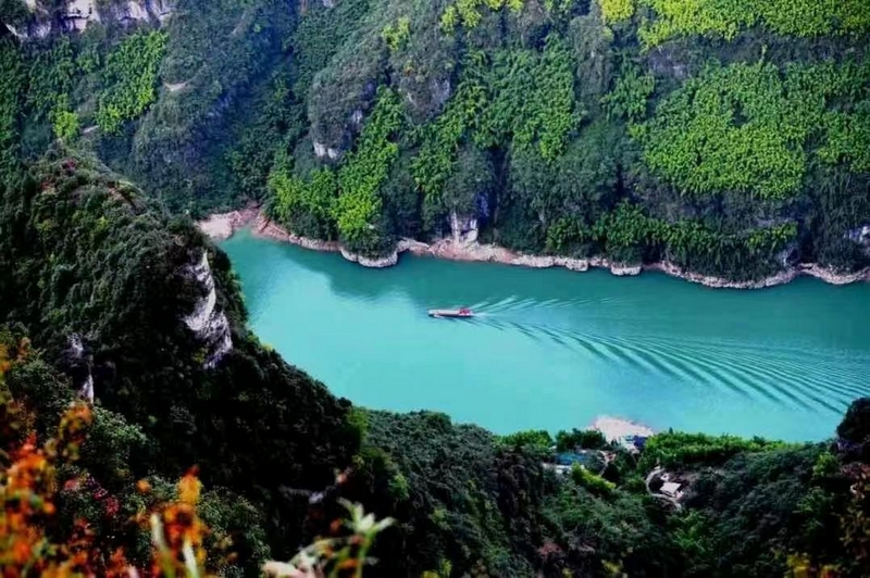 1 烏江流域沿河段的綠水青山。