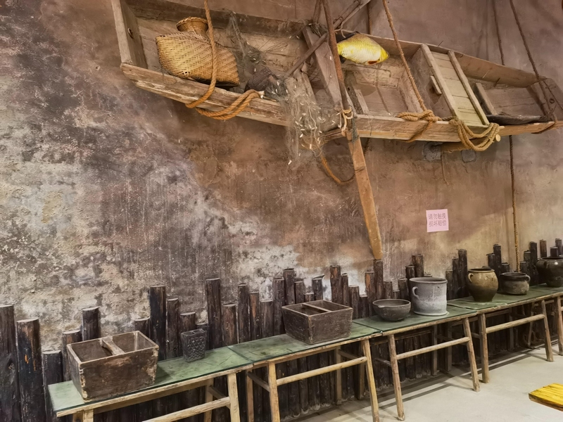 館內存放的打漁船（習水融媒供圖）