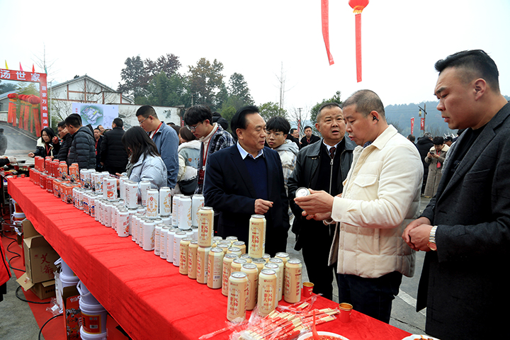 顧客體驗(yàn)新產(chǎn)品。