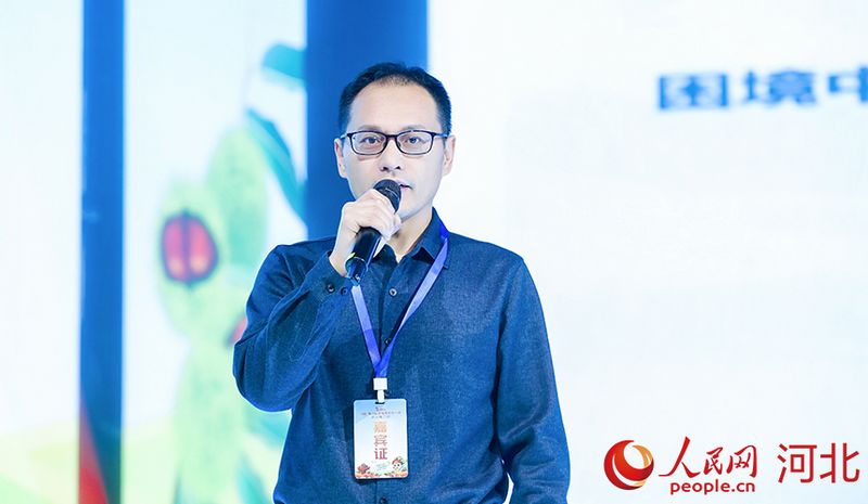 河北省農(nóng)林科學(xué)院科技成果轉(zhuǎn)化部部長(zhǎng)李順國(guó)介紹如何通過(guò)技術(shù)賦能,實(shí)現(xiàn)青龍板栗產(chǎn)業(yè)高質(zhì)量發(fā)展。人民網(wǎng)記者 周博攝