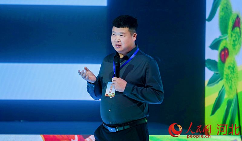 青龍滿族自治縣裕康農(nóng)農(nóng)業(yè)發(fā)展有限公司總經(jīng)理肖鳳林介紹青龍板栗如何“出圈”。人民網(wǎng)記者 李兆民攝