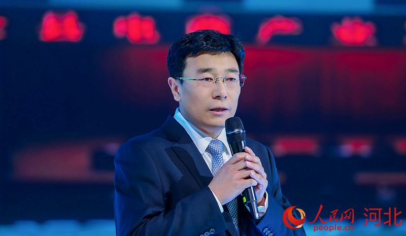 青龍滿族自治縣委常委、縣政府常務(wù)副縣長(zhǎng)張德龍介紹青龍如何抓電商工作。人民網(wǎng)記者 周博攝