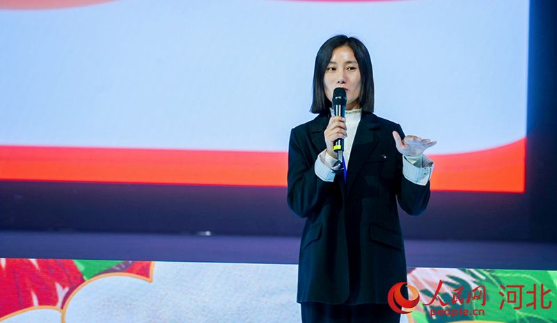 青龍板栗代言人韓文亮講述自己如何通過(guò)直播電商將青龍板栗帶出大山。人民網(wǎng)記者 李兆民攝