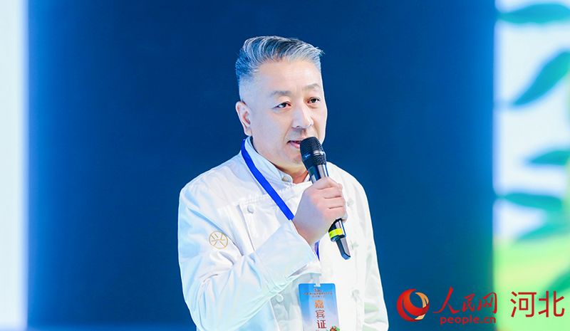 中糧豐通食品有限公司首席研發(fā)董力介紹高端烘焙食品中如何融入青龍板栗元素。人民網(wǎng)記者 周博攝