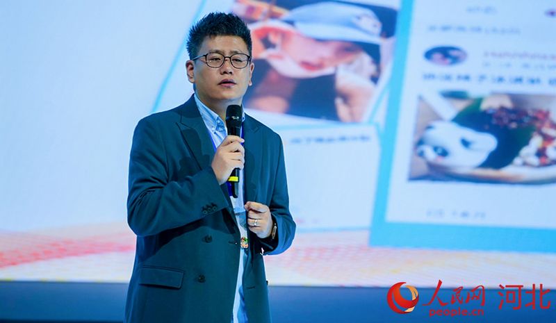 秦皇島鴻醇科技有限公司總經(jīng)理時(shí)嵩分享了打造青龍板栗網(wǎng)紅產(chǎn)品心得。人民網(wǎng)記者 李兆民攝