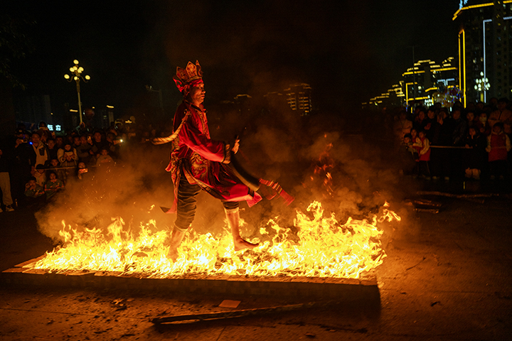 非遺傳承人在貴州省黔南布依族苗族自治州羅甸縣玉湖公園表演非遺陽戲（下火海）。