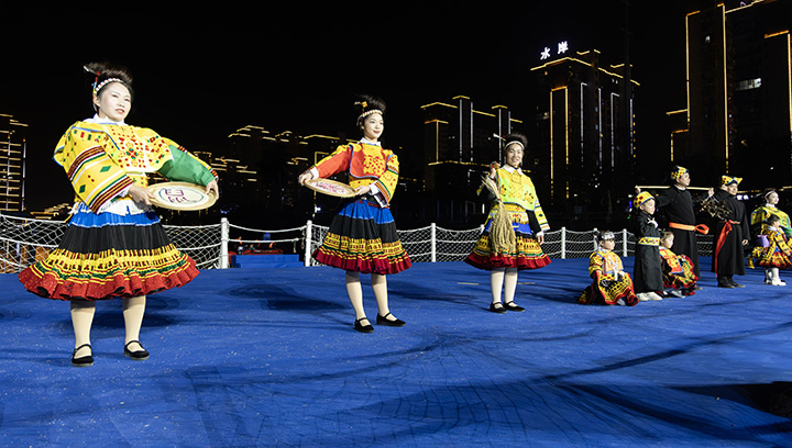 群眾在貴州省黔南布依族苗族自治州羅甸縣玉湖公園水上舞臺展示民族服飾。