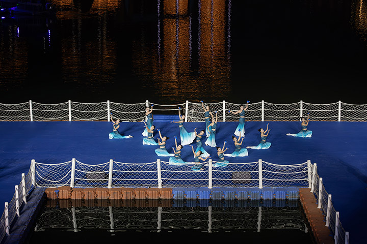 學生在貴州省黔南布依族苗族自治州羅甸縣玉湖公園水上舞臺表演節目。