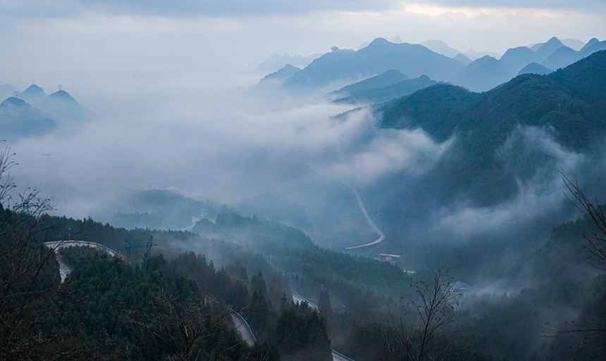 1月1日，晨霧中的貴州省六盤水市鐘山區梅花山度假公園。