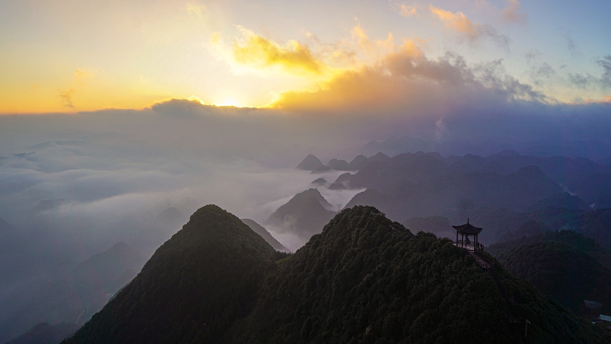 1月1日，貴州省六盤水市鐘山區梅花山度假公園日出景色。