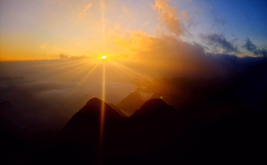 1月1日，貴州省六盤水市鐘山區梅花山度假公園日出與云海交相輝映。