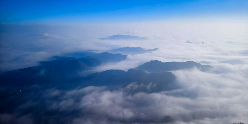 1月1日，貴州省六盤水市鐘山區(qū)梅花山度假公園云海。