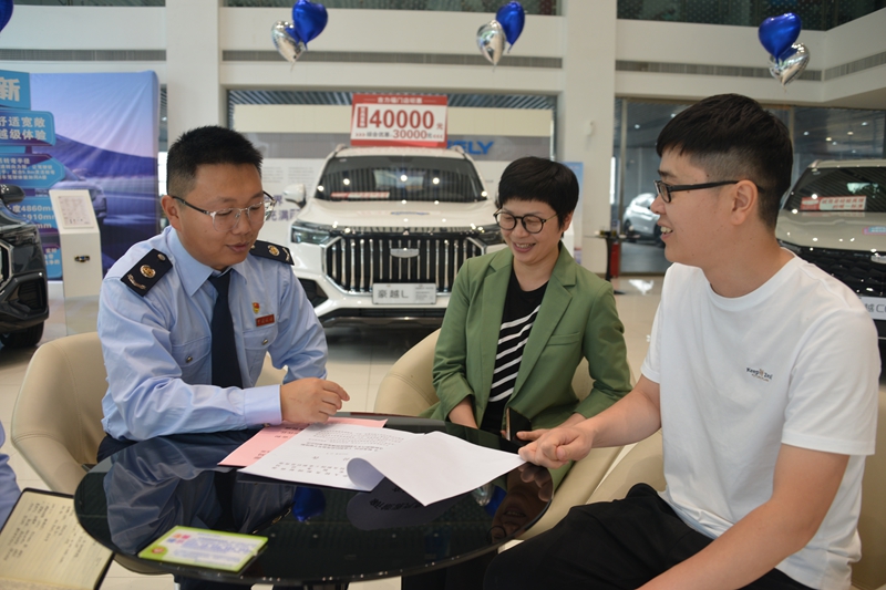 安順市開發(fā)區(qū)稅務(wù)局稅務(wù)干部深入了解車企經(jīng)營情況，并針對新能源汽車購置補貼政策為納稅人進行講解