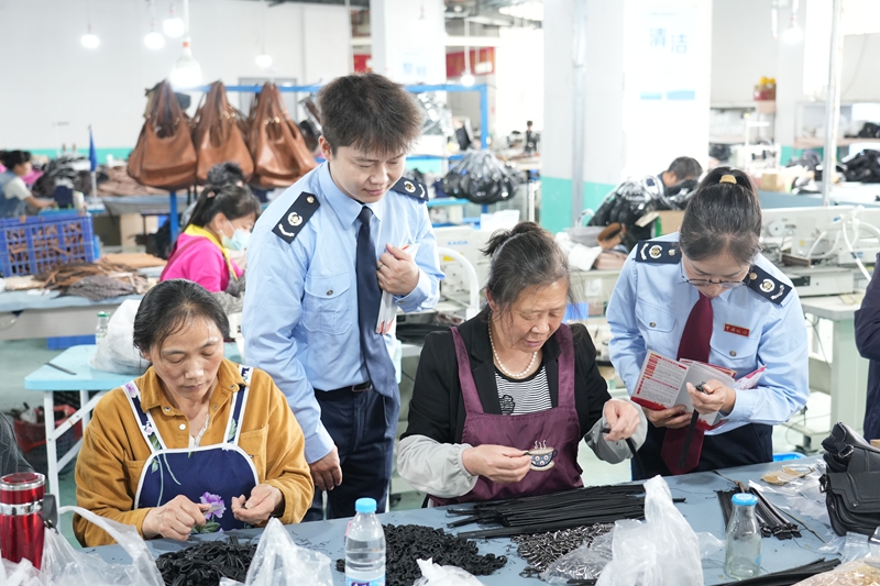 圖為稅務(wù)干部在園區(qū)企業(yè)生產(chǎn)車間了解企業(yè)生產(chǎn)線情況