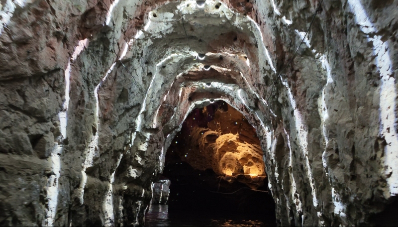 1 圖為二進龍宮洞內的燈光“時空隧道” 席唱 攝