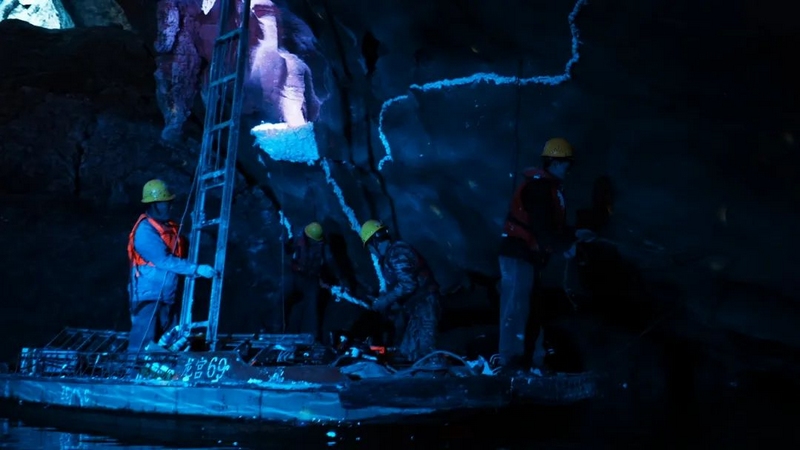 3 圖為工作人員正在洞內施工。 祁桂騰 攝