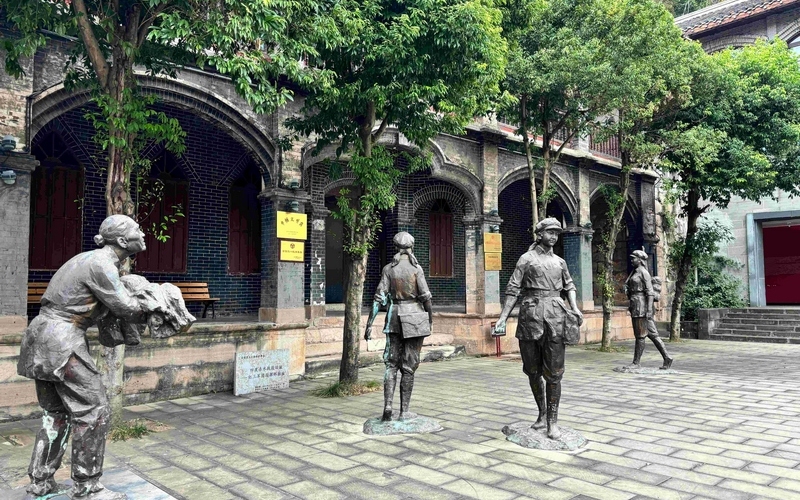 2、門前的女紅軍雕像身姿挺拔、神情堅(jiān)毅,講述著“半條被子”的故事令人感動(dòng)(習(xí)水融媒供圖)