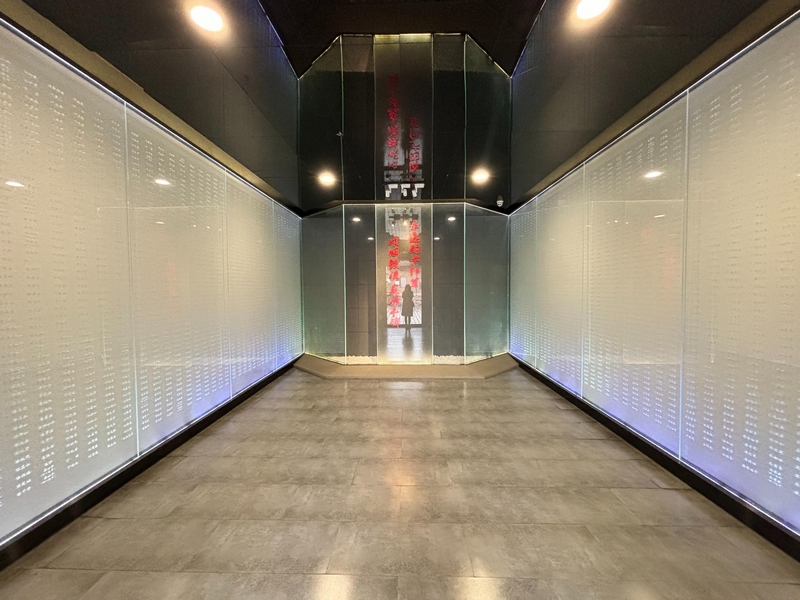 3、大廳內(nèi),兩面刻有4113位女紅軍名錄的英名墻躍然眼前(習(xí)水融媒供圖)