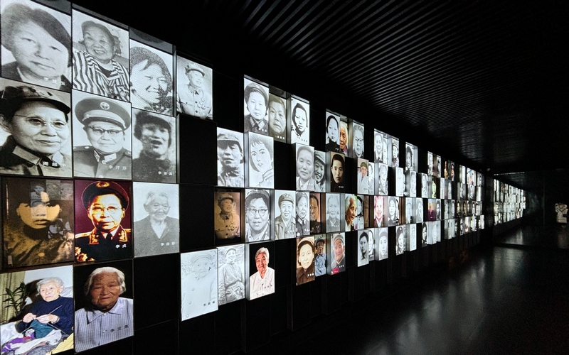 5、紀(jì)念館的紅梅凌霄廳,多媒體照片墻上滾動(dòng)著老紅軍們一幅幅珍貴的老照片(習(xí)水融媒供圖)