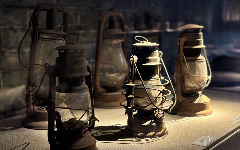 6、屋內(nèi)陳列擺放有序,展柜中展出的軍衣、藥箱、油燈等物品(習(xí)水融媒供圖)