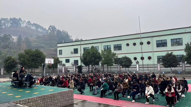 2 1圖為睡吧小學開展“家校社協同育人暨法治宣講”活動現場。