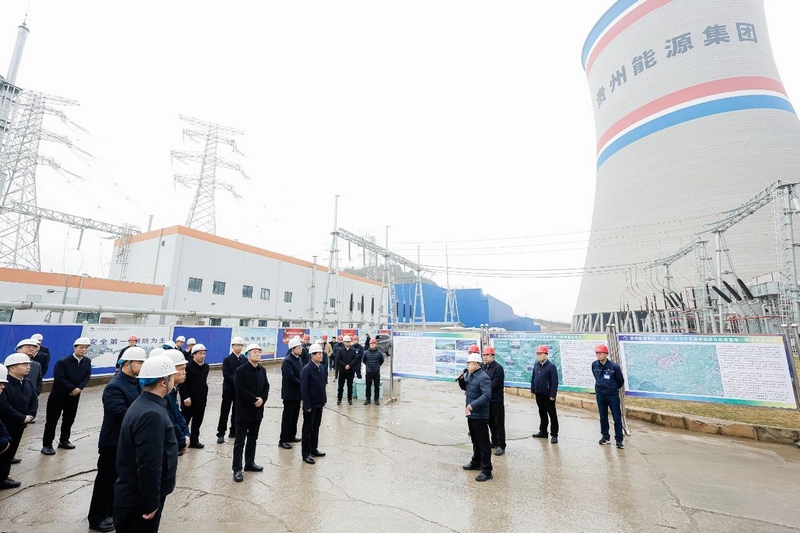 3 圖為楊昌鵬帶隊觀摩盤江普定2×66萬千瓦燃煤發電項目.jpg