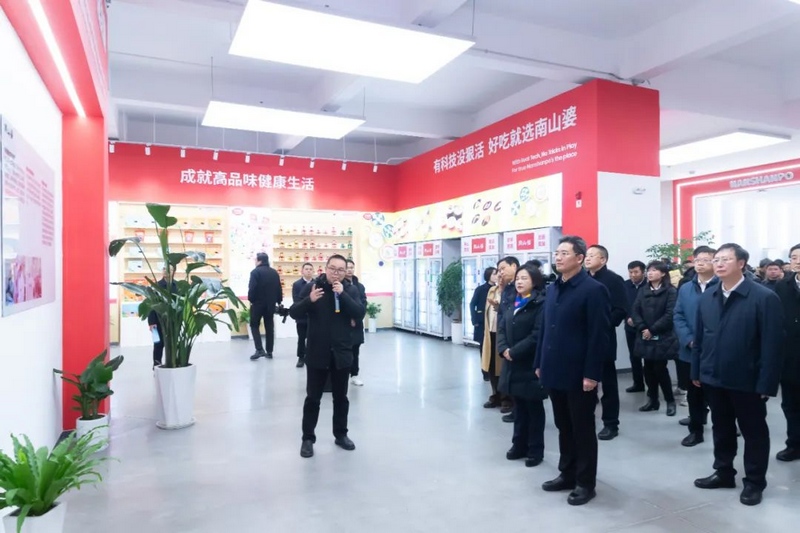 5 圖為尹恒斌帶隊觀摩南山婆生態特色食品產業園.jpg